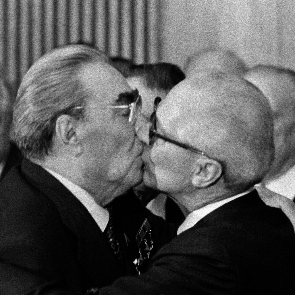 ARTIPS : Un baiser qui fait tomber des murs